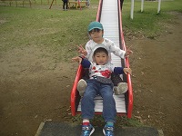 二人で滑り台を滑るうめ組