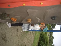 ボルダリングをするうめ組女の子