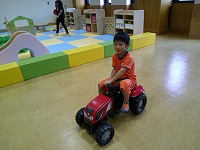 トラクターに乗るうめ組男の子