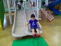 滑り台を滑るうめ組男の子１