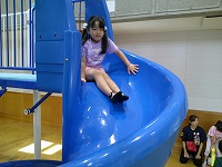 滑り台を滑るうめ組女の子２