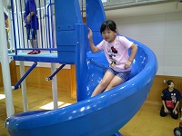 滑り台を滑るうめ組女の子１