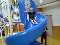 滑り台で遊ぶすみれ組男の子