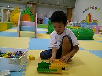 ブロックで遊ぶもも組男の子