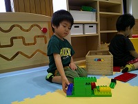 ブロックで遊ぶもも組男の子２