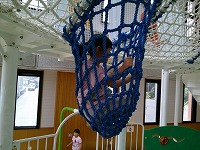 ネットの遊具で遊ぶうめ組女の子