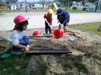 外遊びをしている子どもたち
