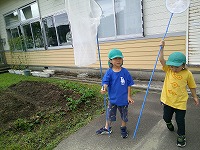 外で遊んでいる様子