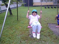 ブランコをしている