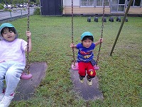 ブランコをしている