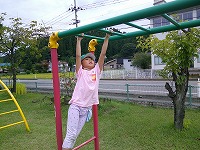 うんていをしている