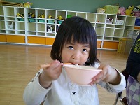 給食を食べる子ども