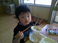 給食を食べる子ども
