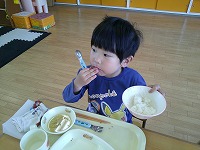 給食を食べる子ども
