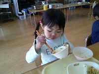 給食を食べる子ども