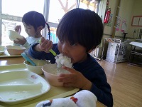 給食を食べる子ども