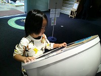 子ども館のゲームで遊ぶすみれ組男の子