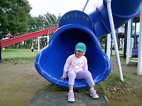 回転滑り台をするうめ組女の子１