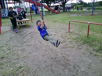 ジップラインをするうめ組男の子１