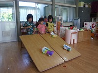 車をテーブルの坂で走らせます