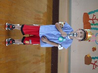 マイクを持って離す男の子