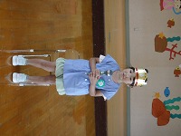 マイクを持って離す女の子