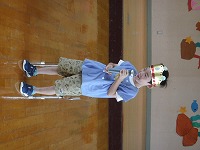 マイクを持って話す男の子