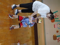 カードをかけてもらっている