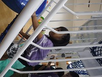 滑り台の階段を登るすみれ組男の子