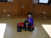 トラクターに乗るもも組男の子