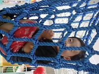 ネットの遊具で遊ぶすみれ組男の子