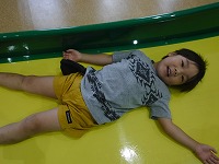 滑り台を乗り切ったすみれ組男の子