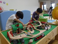プラレールで遊ぶもも組男の子