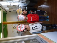 標識になりきる子ども