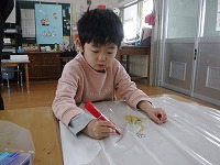 凧に絵を描く4