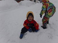 雪に座っています