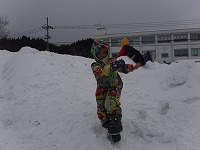 雪を投げています