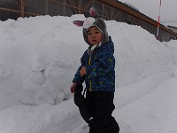 雪の前で立っています