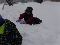 雪の上に座っています