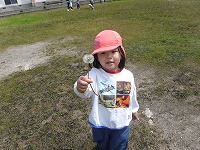 たんぽぽの綿毛をもつ女の子