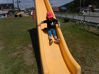 すべり台をしている男の子
