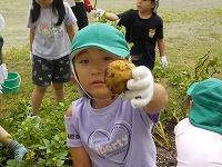 じゃがいもをもつおんなのこ