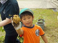 ジャガイモをもつ男の子