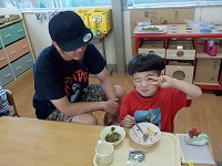 給食を食べている