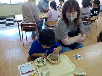 給食を食べている