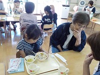 給食を食べている