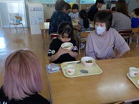 給食を食べている