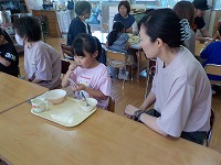 給食を食べている