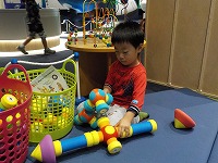 子ども館のおもちゃで遊ぶすみれ組男の子２