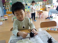 まつぼっくりに絵の具を塗りました